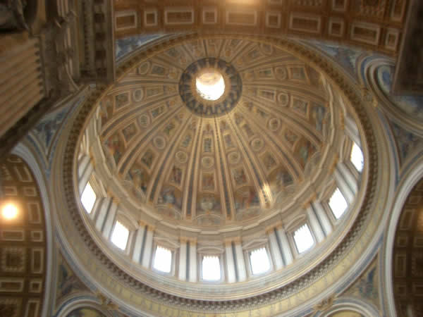 サンピエトロ寺院の中のドームの天井