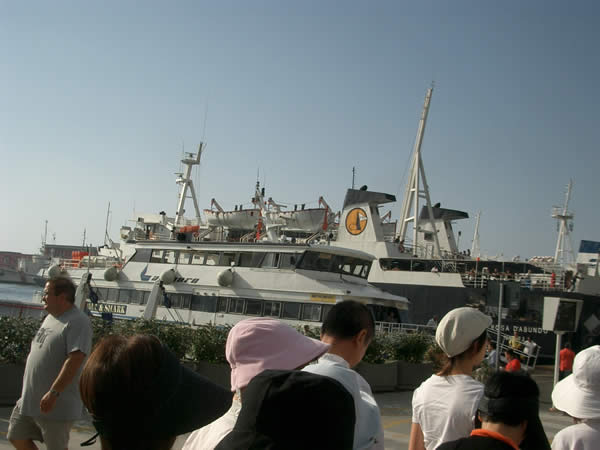 カプリ島に渡る観光船